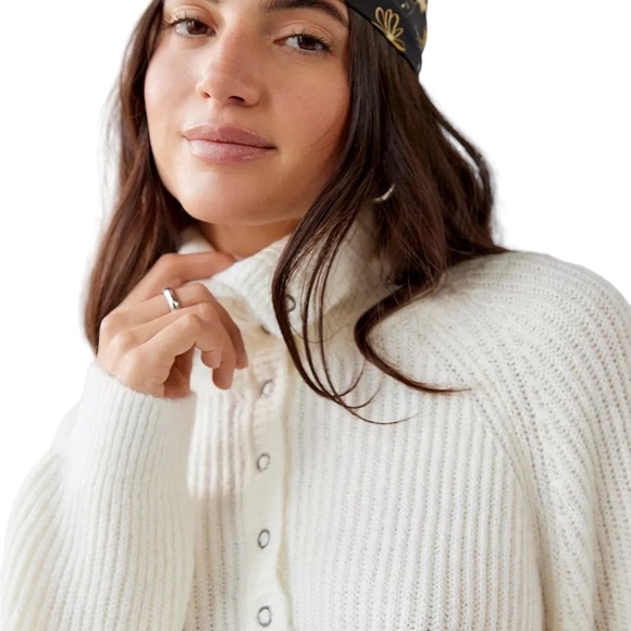 BDG Lexi Henley Fuzzy Crop Sweater M - Picture 16 of 16